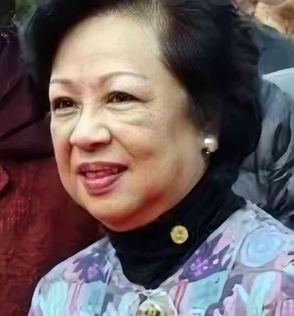 董建华夫人董赵洪娉，原籍广东江门，曾赴英国修读护理专业，1961年与董建华成婚，