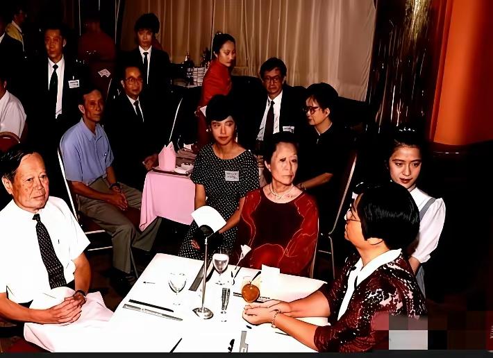 九十年代，杨振宁、杜致礼夫妇和翁帆在一张桌子上用餐。谁能想到他们以后发生的故事。