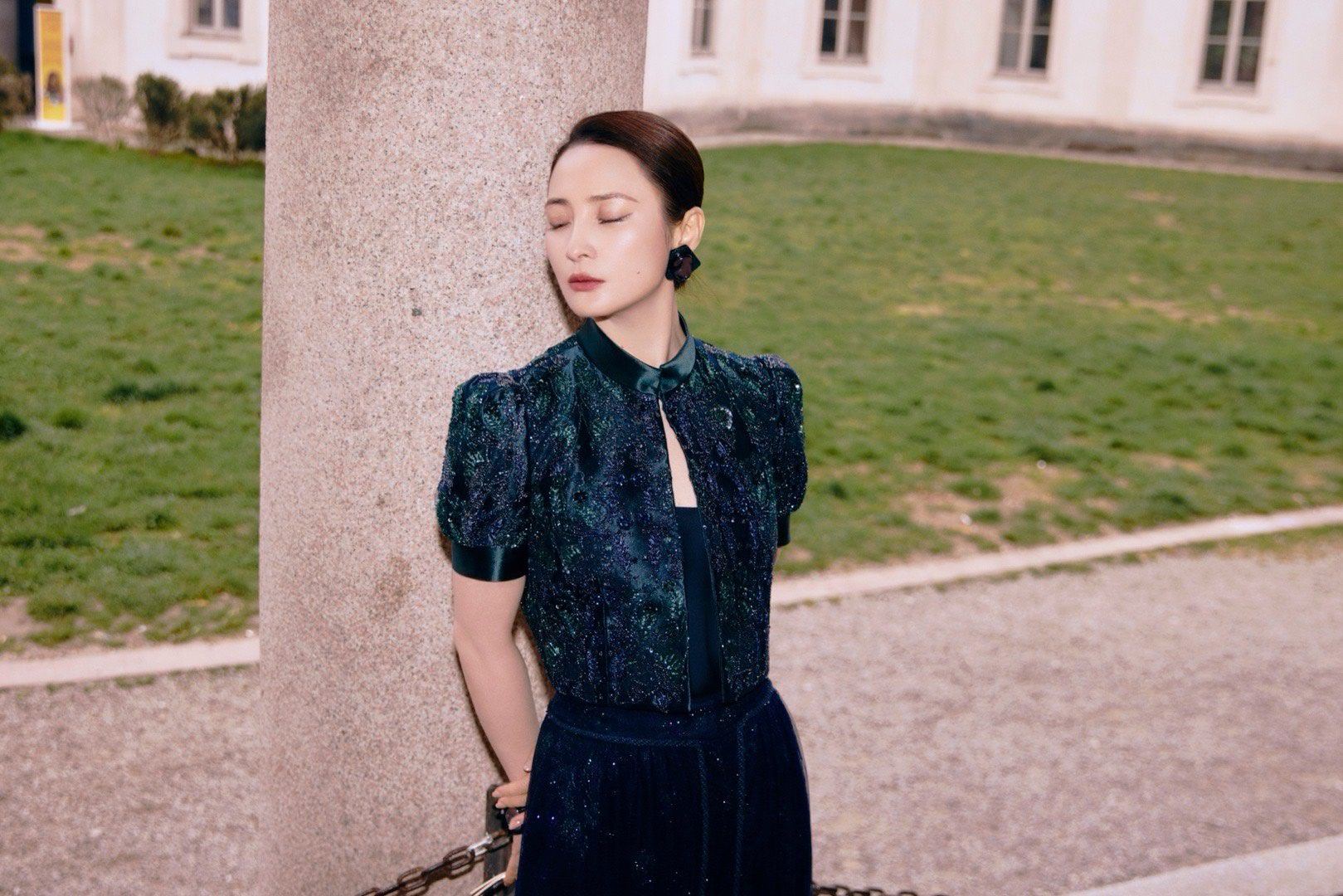 蒋勤勤米兰时装周首秀首登米兰时装周的蒋勤勤状态绝佳，简约造型里藏着精致细节