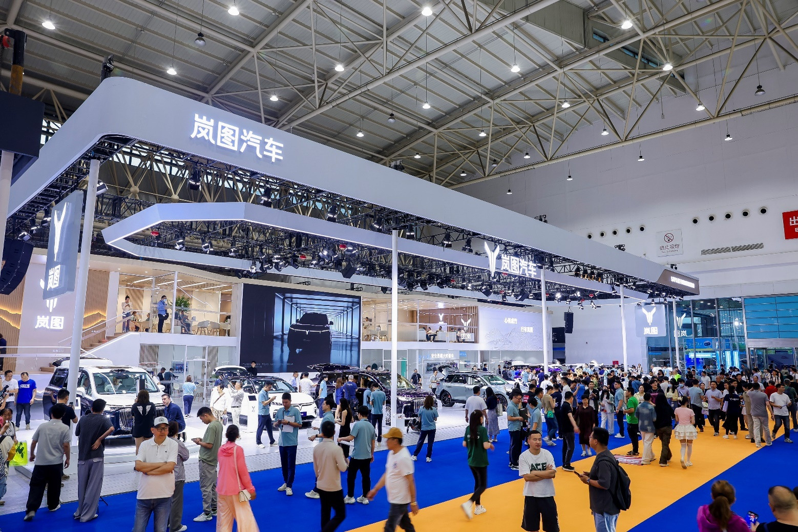 岚图汽车于2025年5月15日亮相第二十三届华中国际车展，首发搭载华为乾崑智驾A