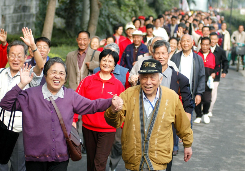 网上看到一位大姐自己交社保交了整整29年，大半辈子的时间都过去了，等她50岁退休