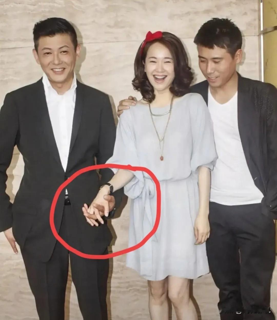 仔细看，左边是高大修伟，英姿昂昂的演员程前，西装笔挺的，简直帅呆了！右边是目若朗