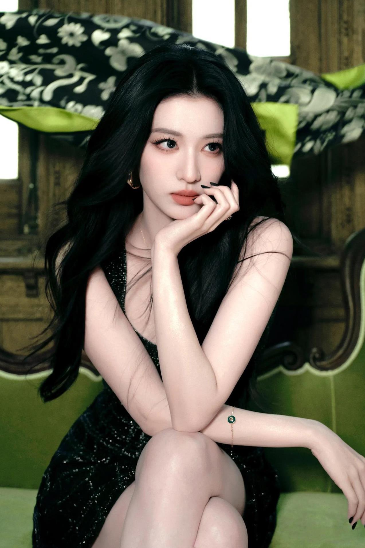 王楚然这张脸实在是太美啦！美的太权威了，看一次就爱上了太有魅力了，她身着一袭黑色