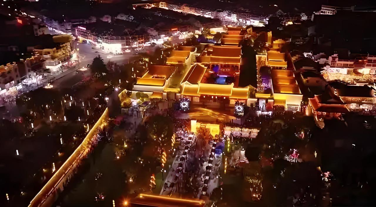 国庆旅游爆了！成都凭啥稳坐第二？网友：排队2000桌也甘心这个国庆假期，旅游市
