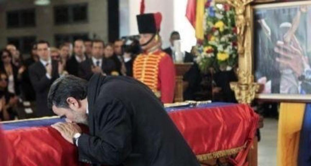 灵前一吻·默斋主人原创散文那轻轻一吻发生时，灵堂里几乎没有声音。花圈堆叠