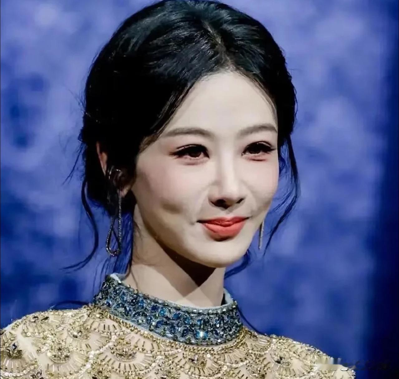 杨紫的脸从国色芳华开始就变得跟以前很不一样了，感觉这张脸不能碰，碰一下就会变形。