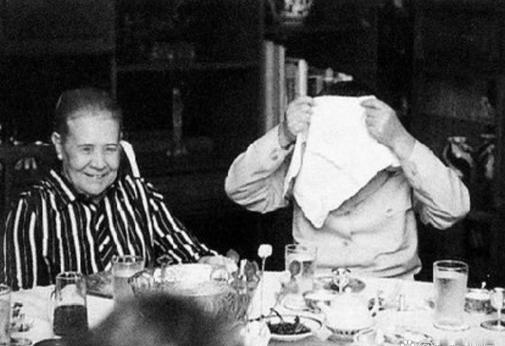 历史书里最硬核的“姐弟恋”，撑过了半个世纪的风雨。1935年，在苏联，15岁的