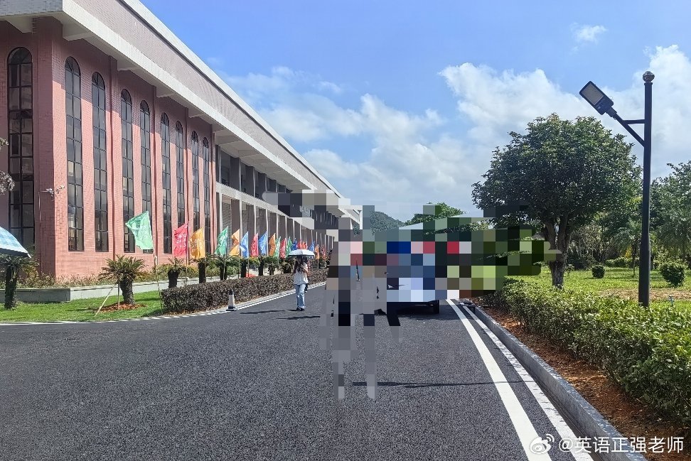 浙江男生陆远迪去年考上北大医学部，今年复读后以全省第二的成绩进了图灵班。他父亲受访时说当时“100个