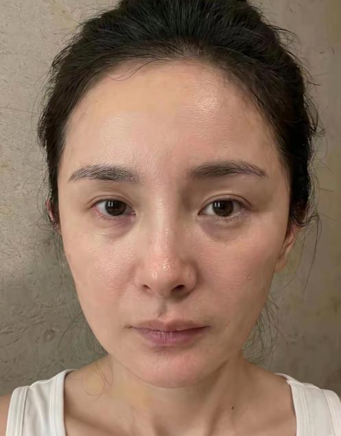 杨幂大方晒出自己的素颜照，作为明星晒素颜照还是挺让人佩服的。见惯了娱乐圈里明