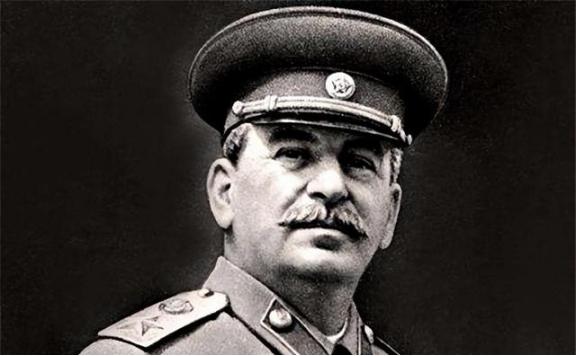 斯大林到底有多让人害怕？咱就这么说，世界上从来没有一个领袖，能像斯大林那样，对自