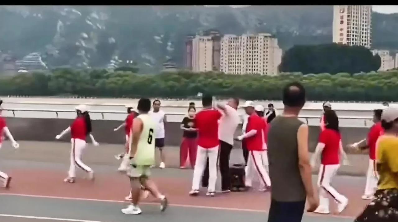 白衣大哥一声吼，吓退朝阳暴走团，转天这帮玩暴走的就消停了，公园里也清净多了。那