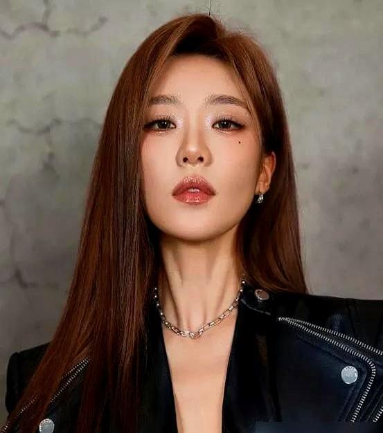 谁能想到，那个被骂惨了的“林有有”，竟然在浪姐舞台杀疯了。张月在《乘风202