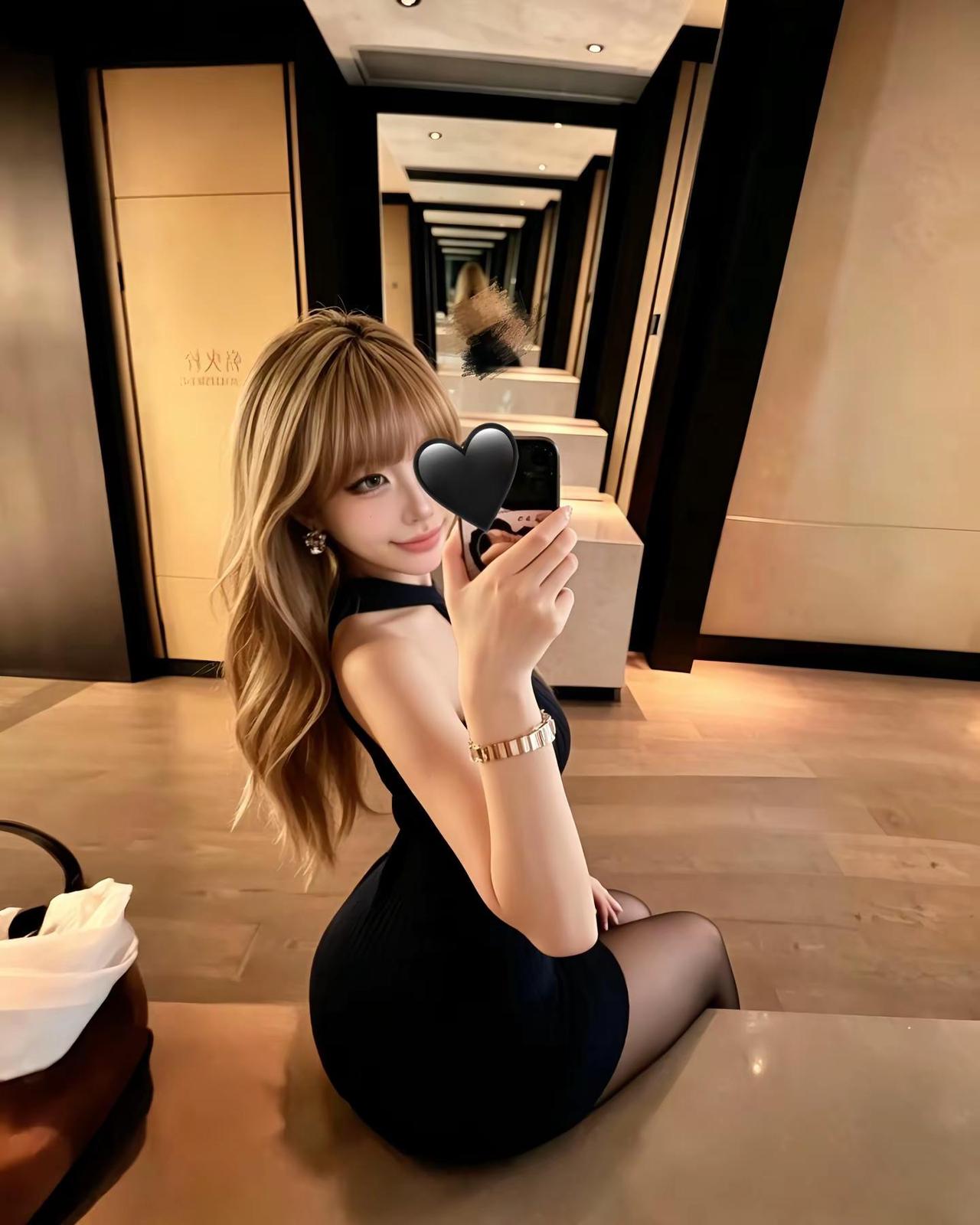 我坏点怎么了？有本事你离开我呗御姐风格对镜拍金发美女