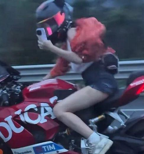 “不作死就不会死！”G15沈海高速，一名年轻女孩，骑红色杜卡迪PanigaleV2狂飙，时速表从20