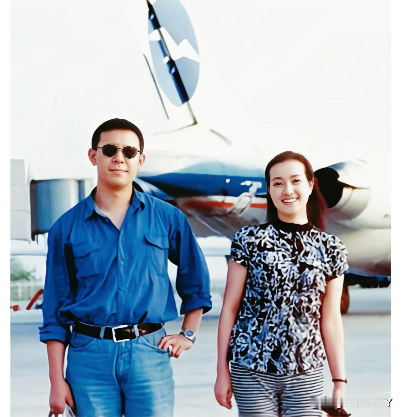 翻出那张1992年姜文和刘晓庆在沈阳机场的合影，像是打开了一本泛黄的旧相册。照片