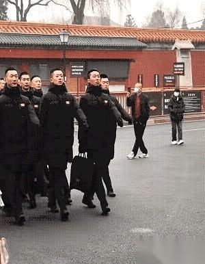 就胸口那个标，到底是什么牌子啊？第一眼，魂儿就被勾走了，真的。你说这羽绒服吧