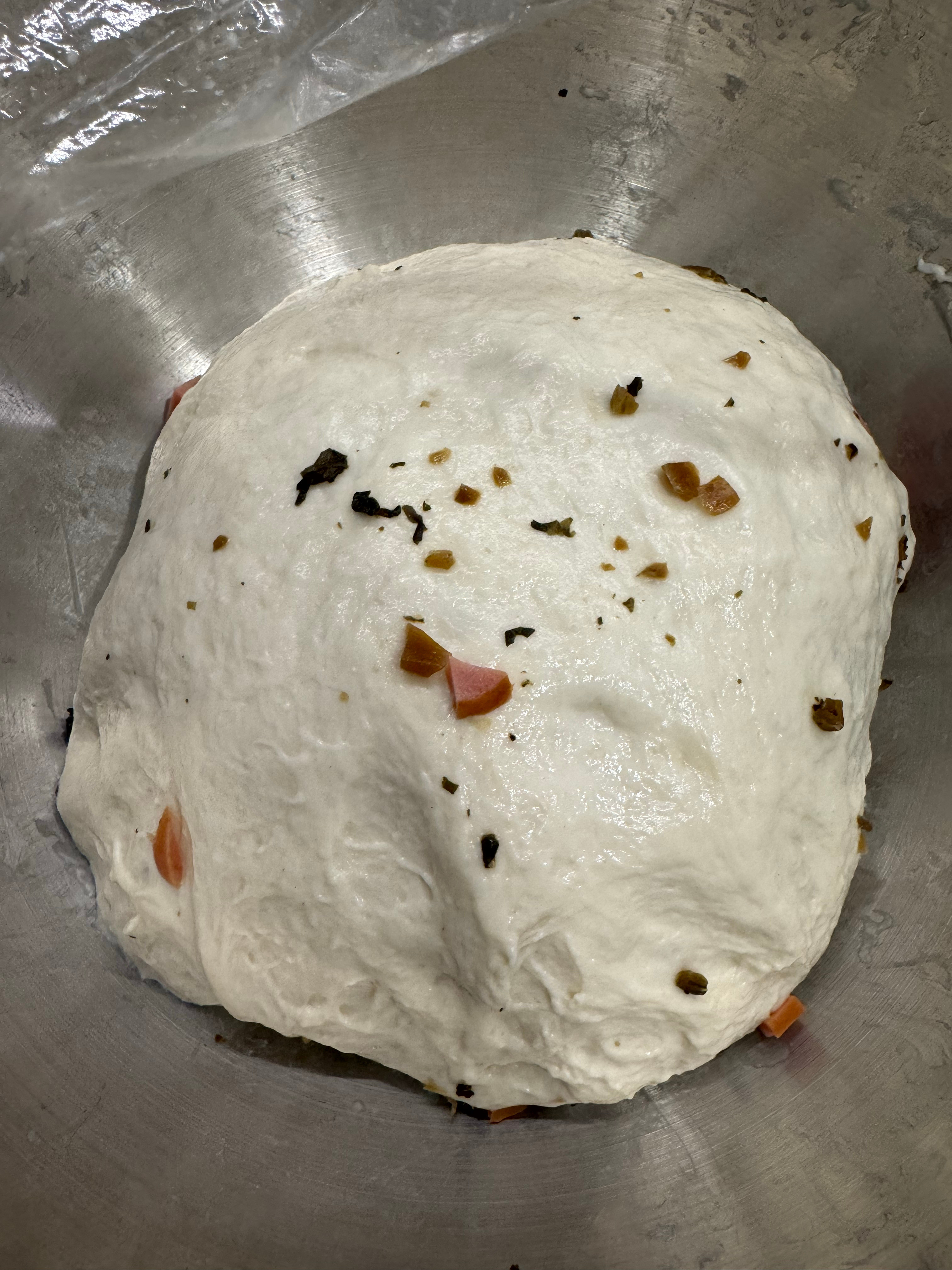 突发奇想做恰巴塔，看教程好简单，材料和弄一下就好了加了梅干菜和火腿肠，前面感觉挺