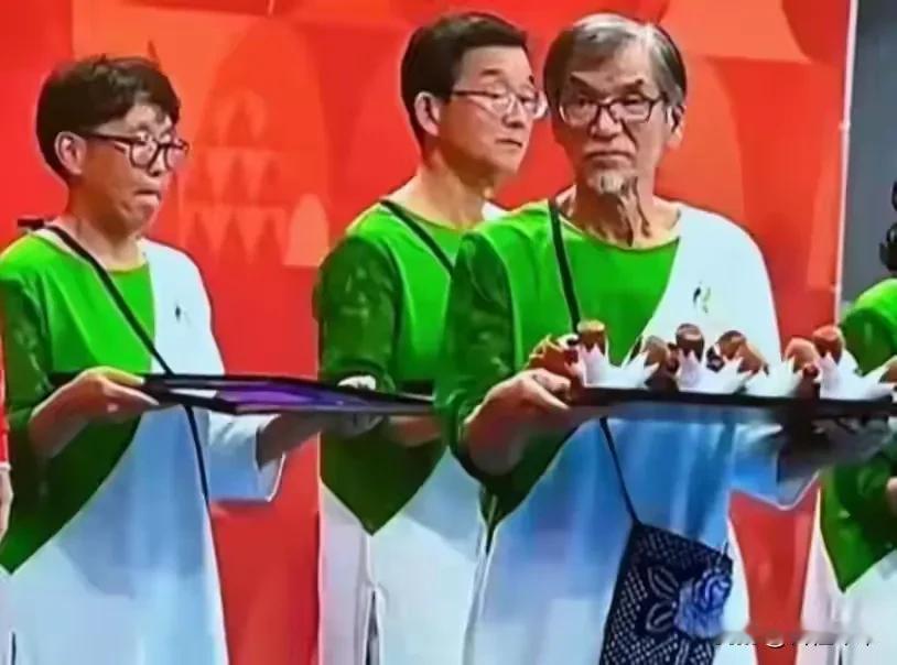 原来我们错怪组委会了，日本之所以把礼宾姐姐换成礼宾大爷，并不是因为没有年轻人，而