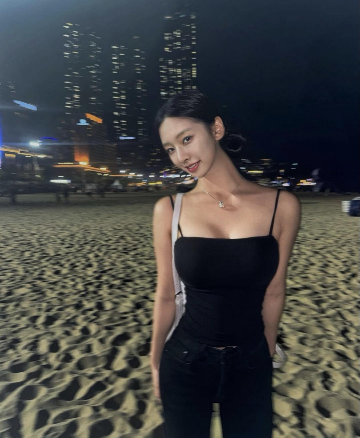 沙滩漫步，浪漫邂逅