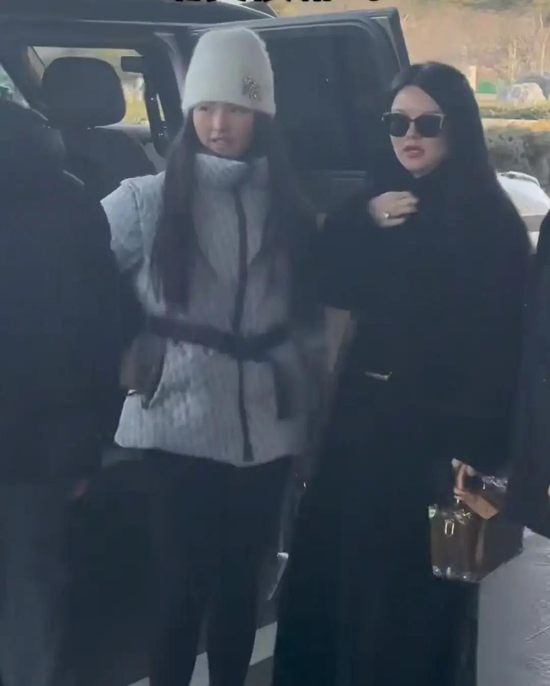 王诗龄一家被拍到在哈尔滨冰雪大世界门口下车，黑色奔驰商务车，门童拎满箱子。零下