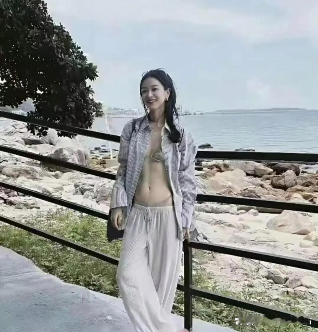 下午三点多，上海街头阳光正好。倪妮穿着白短上衣和牛仔裤，手里拿着杯饮料，和朋友边