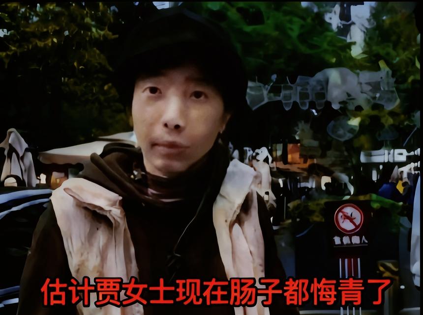 不扒不知道毁坏和平小屋的疑似是一位被街道办负责人称作“贾姐”的贾女士。虽