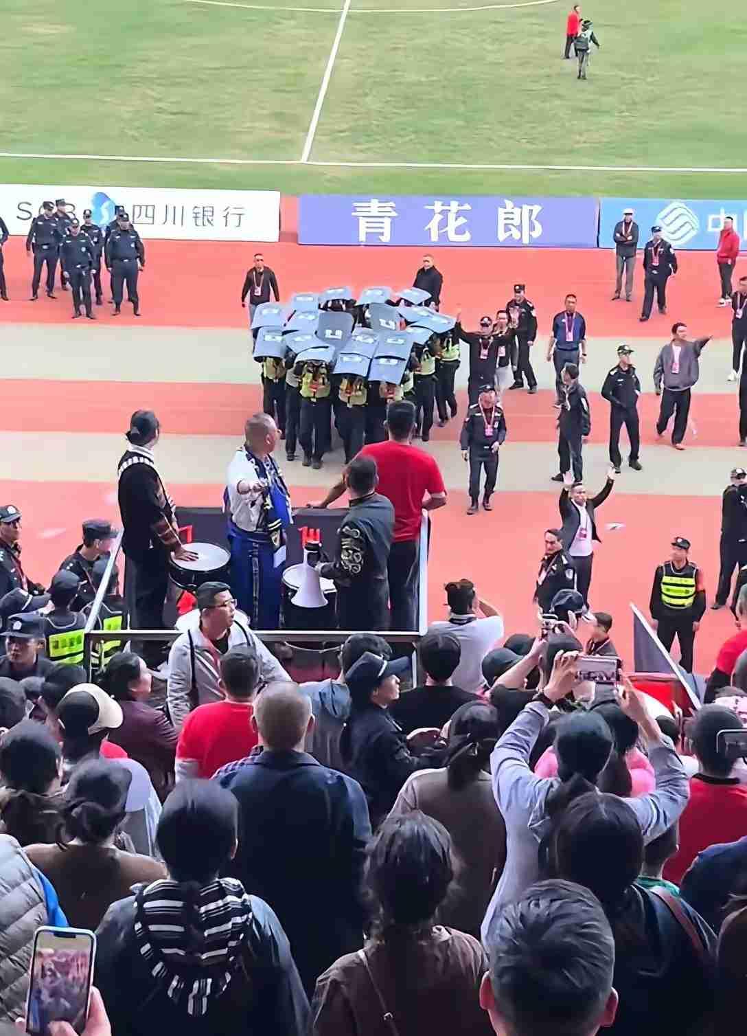 从川超飞踹裁判看苏超，有时候就算你穿上龙袍也不是太子！继苏超之后川超也火了，但