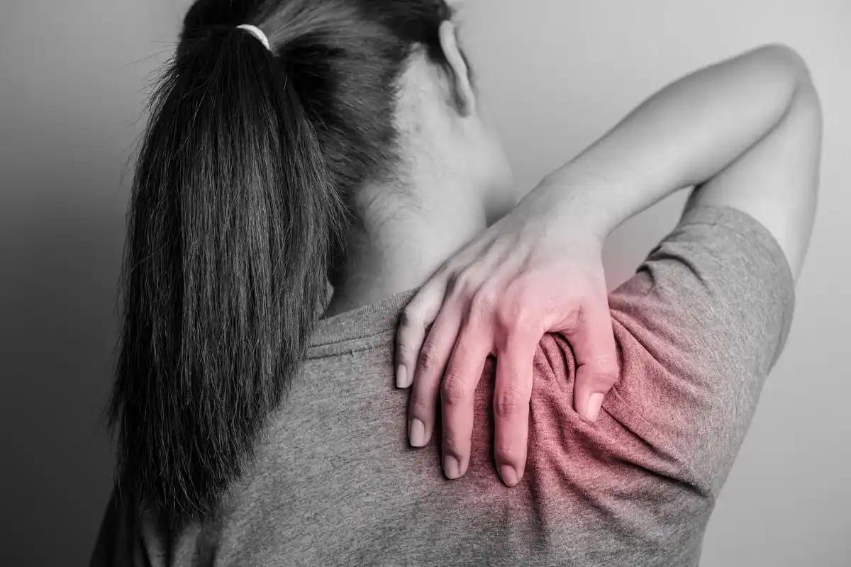 肺部有癌症，胸背会有感觉？胸背出现异常症状，可能是肺部在求救肺上真的长了癌，