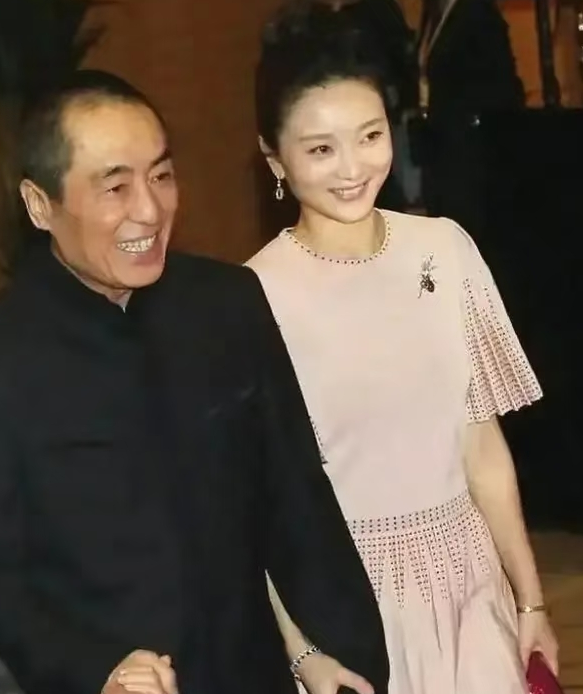 看得出来，张艺谋这人还是有点信命的，别看陈婷比他年轻，可她的面相是端方的，按照老