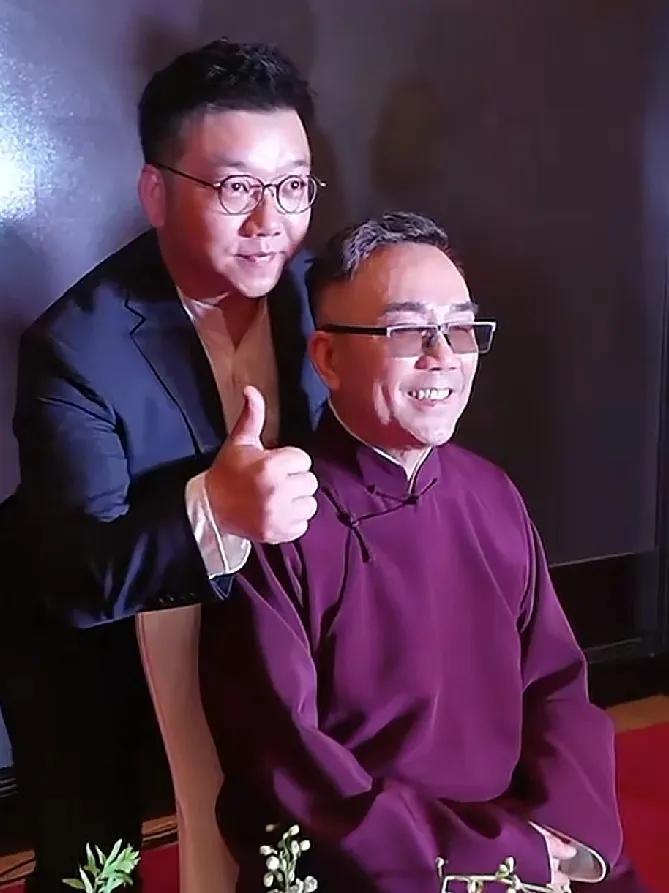 德云社郑好客观评价杨议自立门户！昨天郑好直播时表示:我知道杨议老师太憋屈了，你自