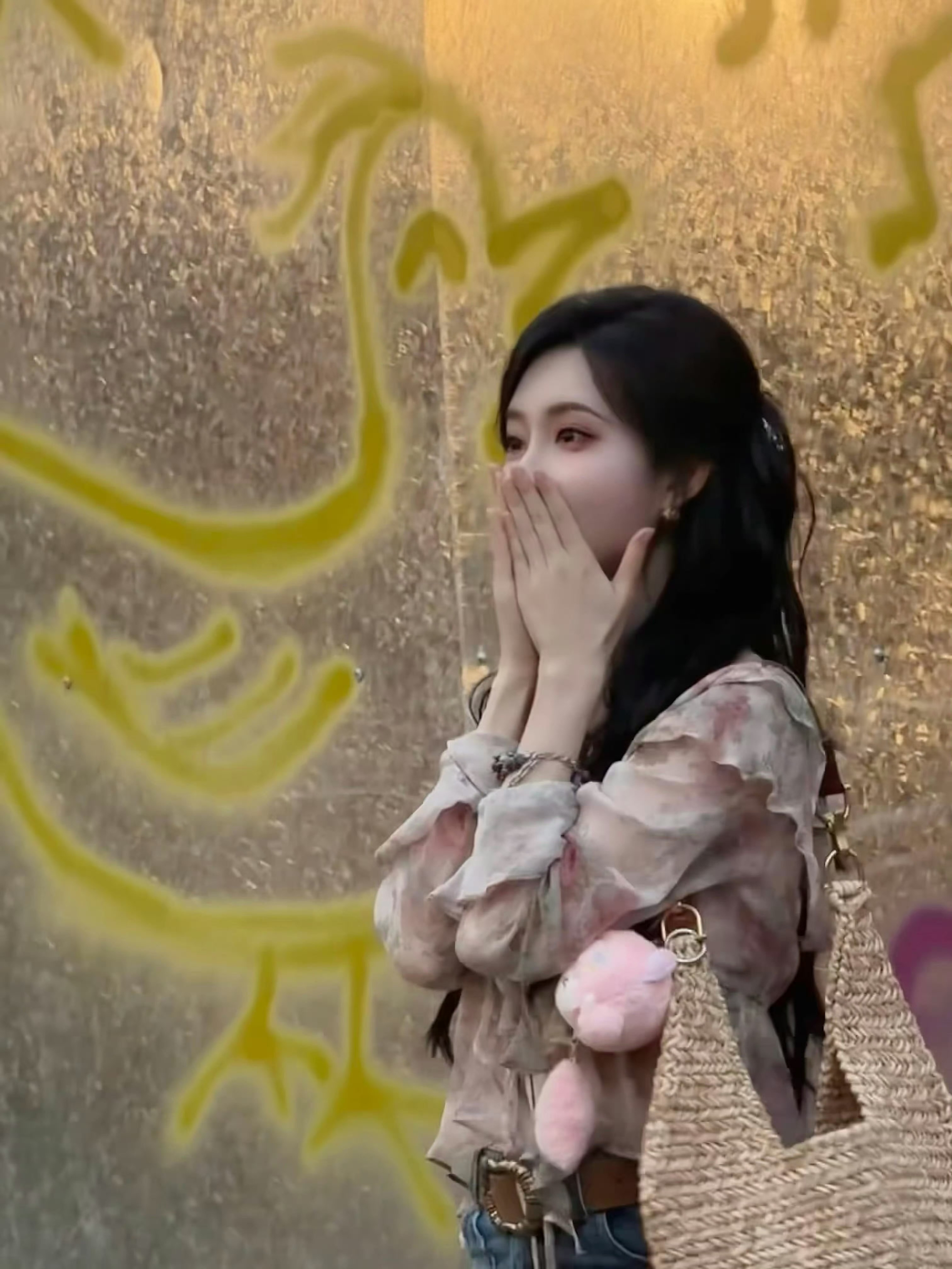 回到桃花坞和小百灵鸟合影的孟子义，两只百灵鸟同框