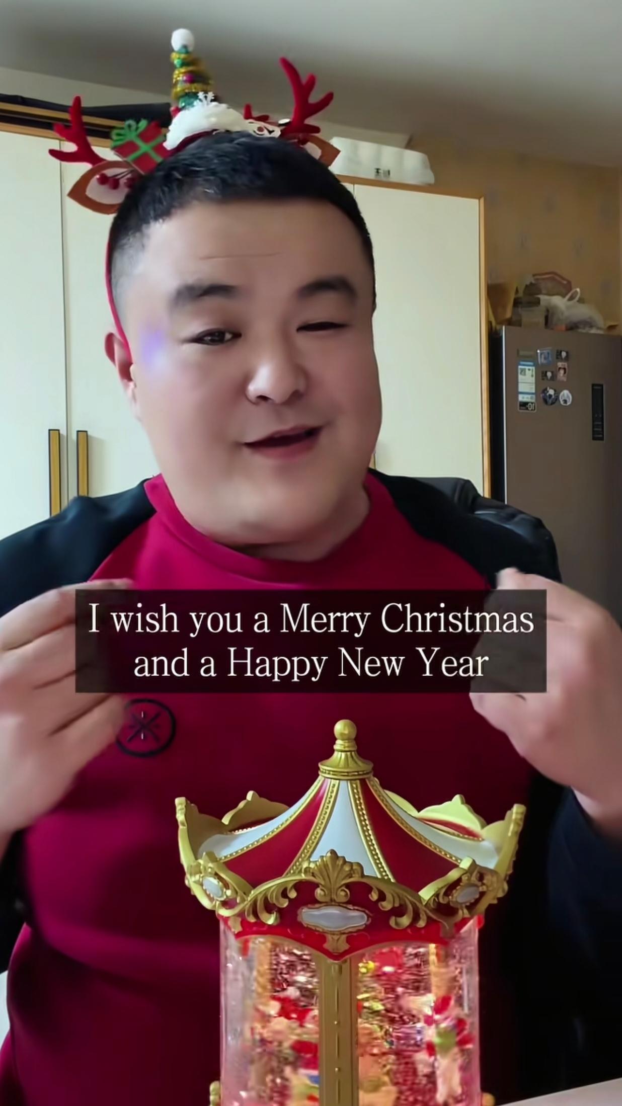 有人说他是炸茄盒的有人说他是削菠萝的有人说他是捡纸壳的有人说他是cos弥勒