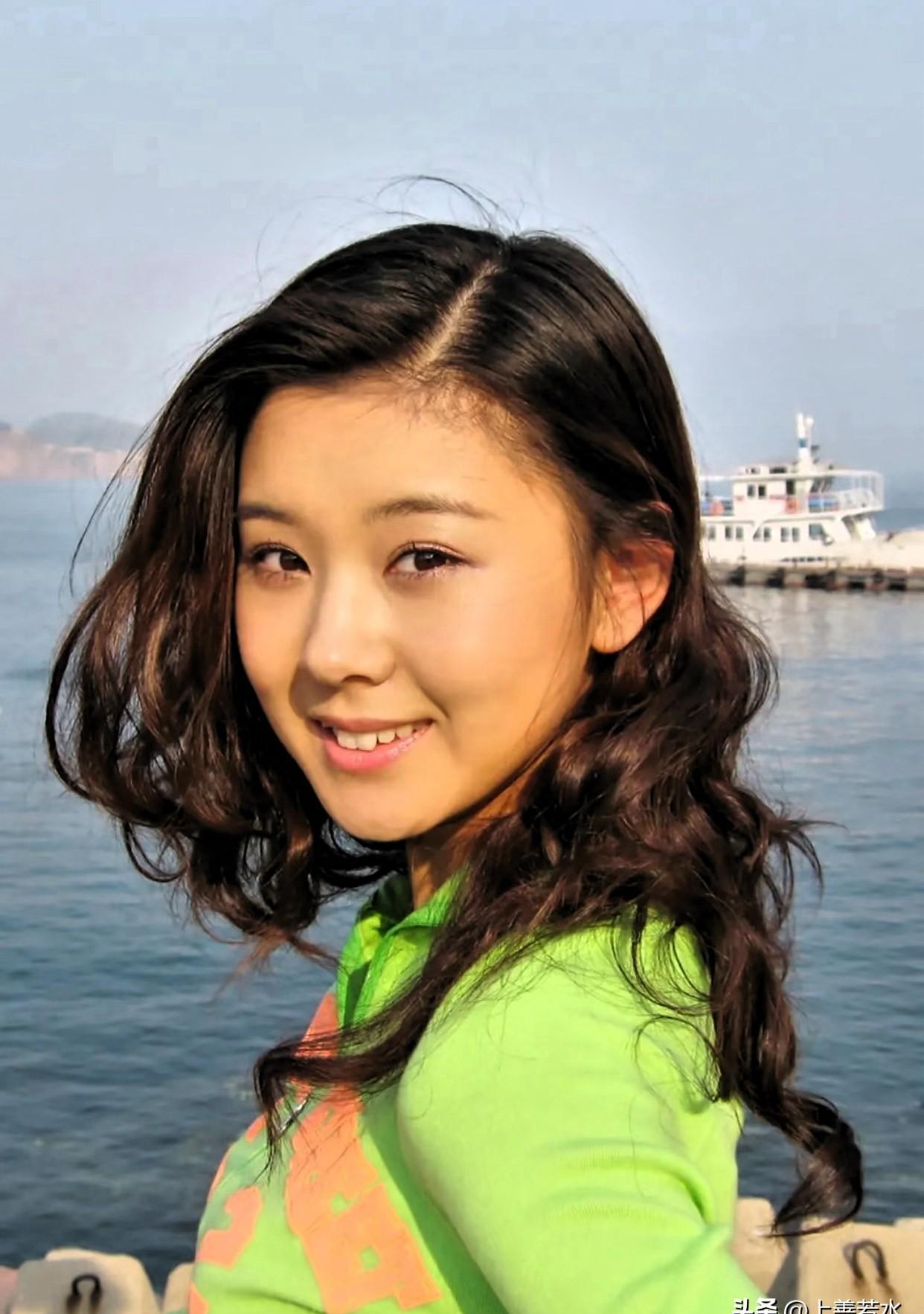 豪门子弟却骑共享单车？娱乐圈最“清醒”的夫妻，活得太明白了。这哪是明星夫妻，