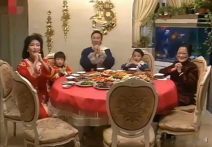 1986年，谢贤与妻子狄波拉及6岁的谢𩃀锋、4岁的谢婷婷一家人除夕夜的年夜饭留