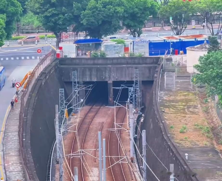 广州荔湾区坑口地铁站旁，这里可以看见地铁1号线的轨道从地下延伸出来进入地面路段。