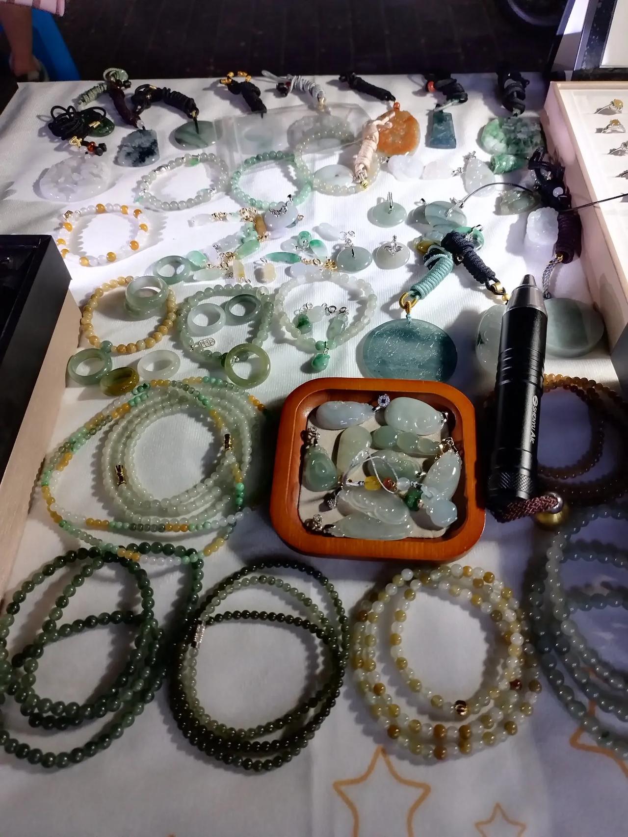 不敢相信，路边摊卖的翡翠比大商场都好。昨天路过小区步行街看到路边有个宝妈支着小