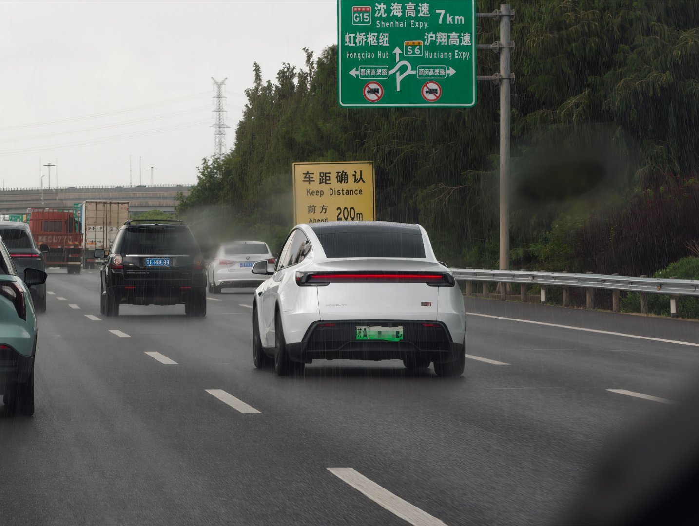 这么漂亮的尾灯，怎么就不给一个常亮开关呢？​​​