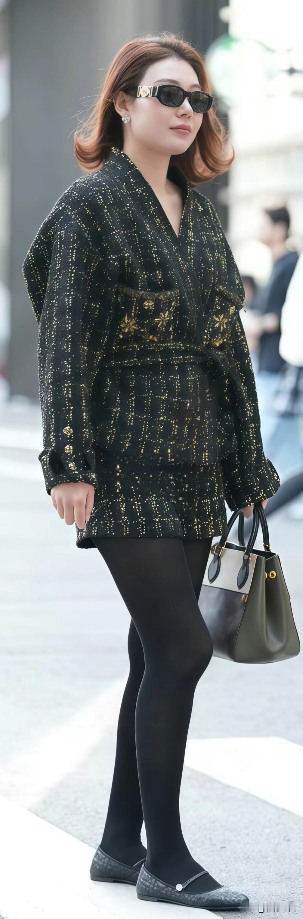 拒绝冬日沉闷，星空细闪套装点亮造型。极简黑调搭配拼色包袋，简约中透着精致，通勤出