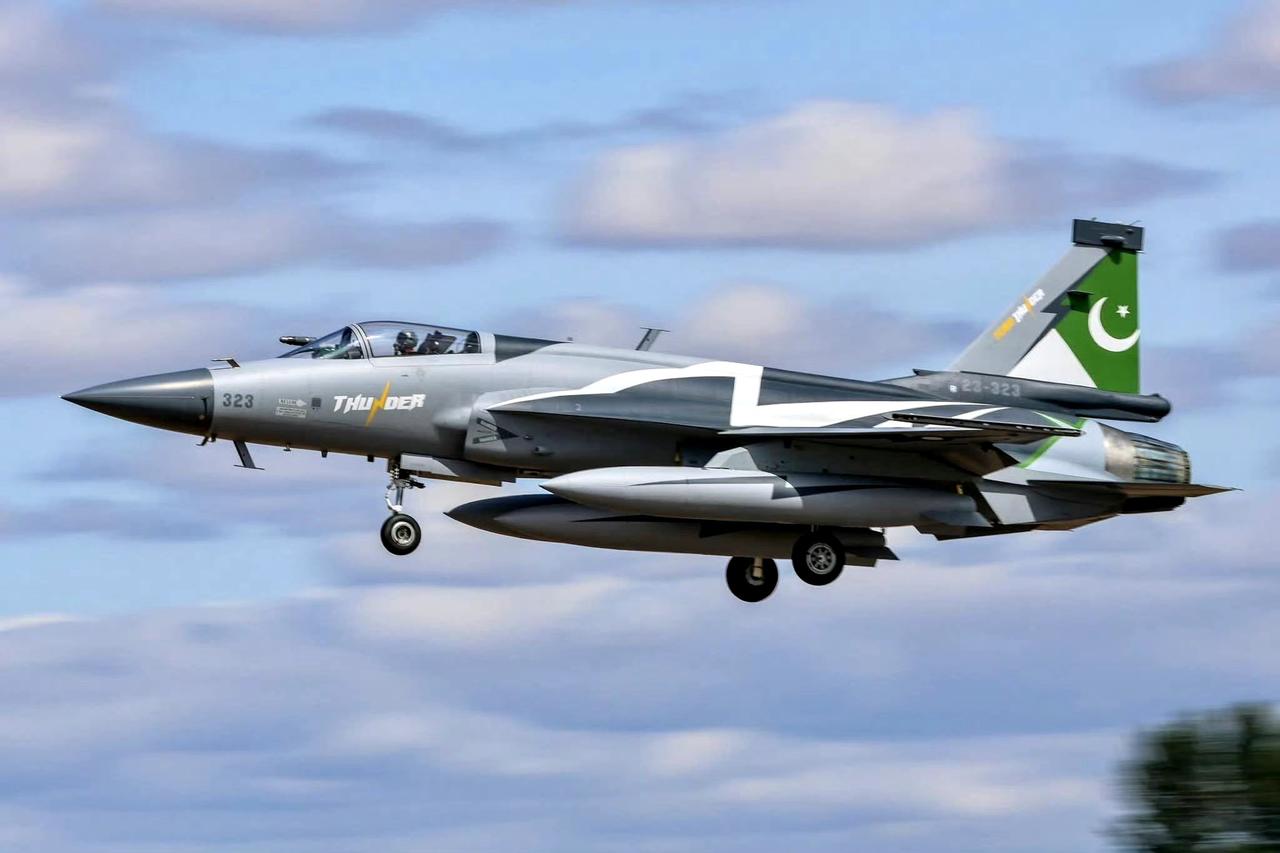 “枭龙”战机高光时刻！50亿美元到手，巴基斯坦空军部署波斯湾，立即协防沙特！