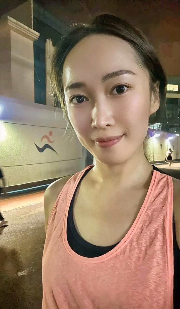 “资源砸了千万，悠悠还是没火！东方甄选力捧的她，输给了一个拥抱。在东方甄选这