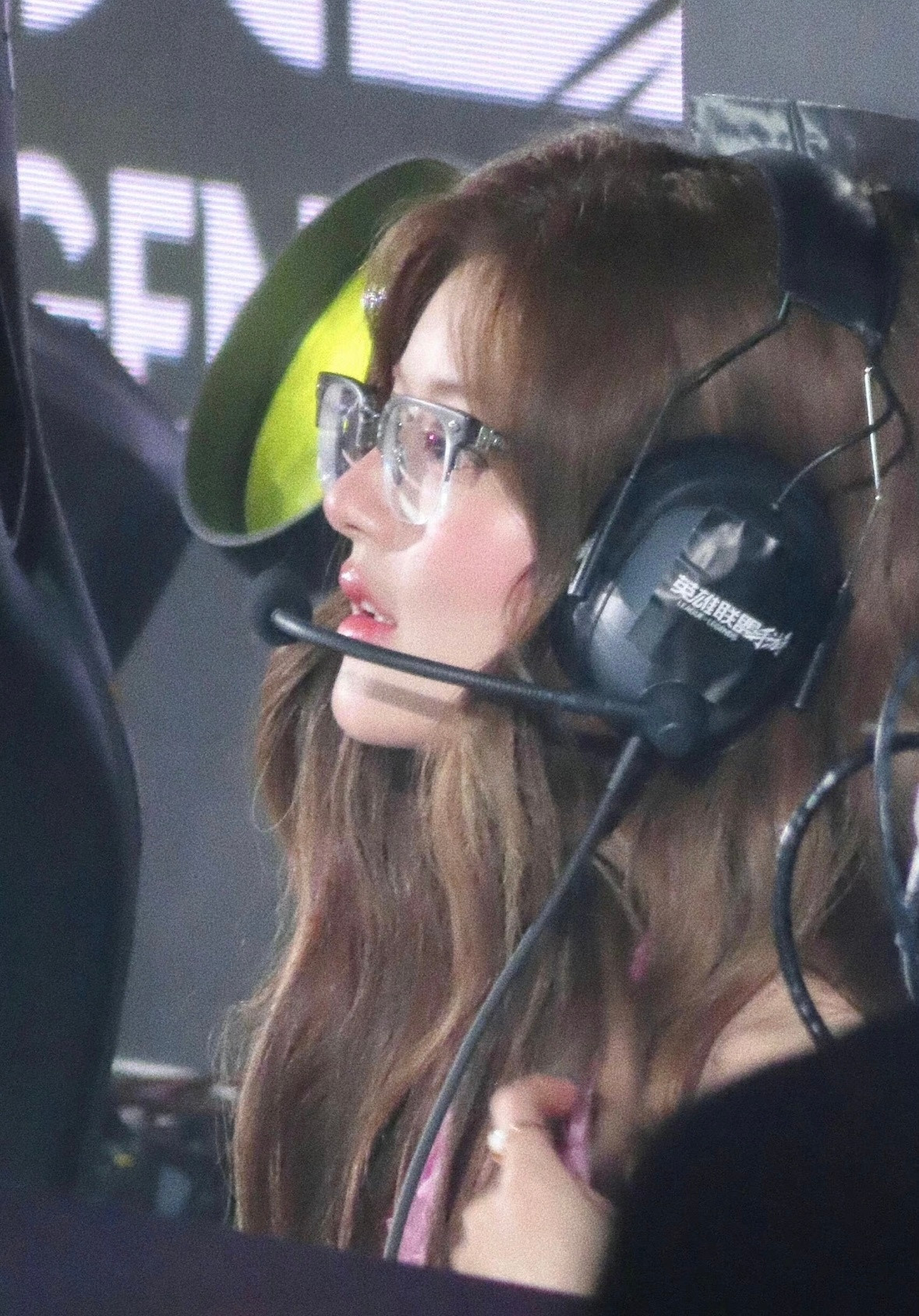 小猫第一次对姐姐笑的时候，姐姐只是看了他一眼，没什么反应。男生没在意，见她没什么