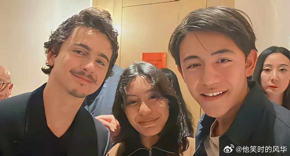 刘烨的一对儿女和美国知名演员“甜茶”提莫西·查拉梅合影了，好可爱的三张脸啊！安娜