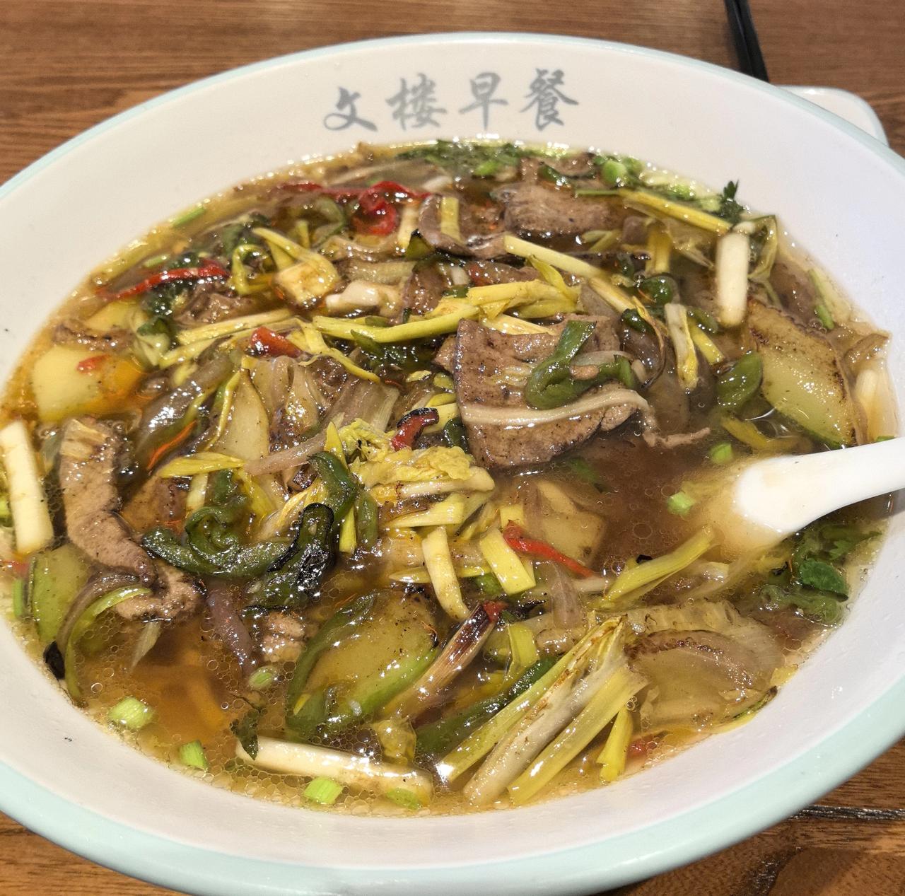 在淮安住了两天，吃的最多的是文楼。早中晚一共吃了三顿。文楼吃早餐。一碗猪肝面