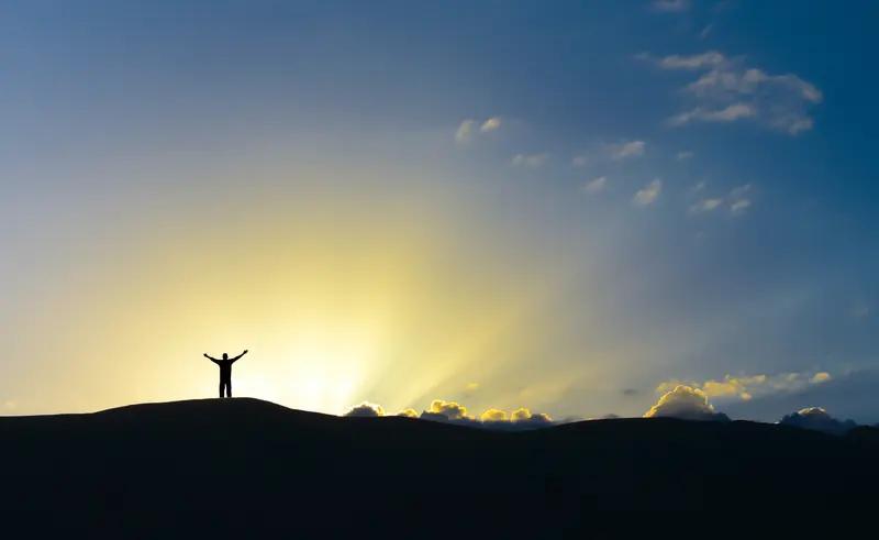 低谷没啥可怕的。黑夜再长，公鸡一叫它就得走人；困境再难，心里有希望，就能见到曙光