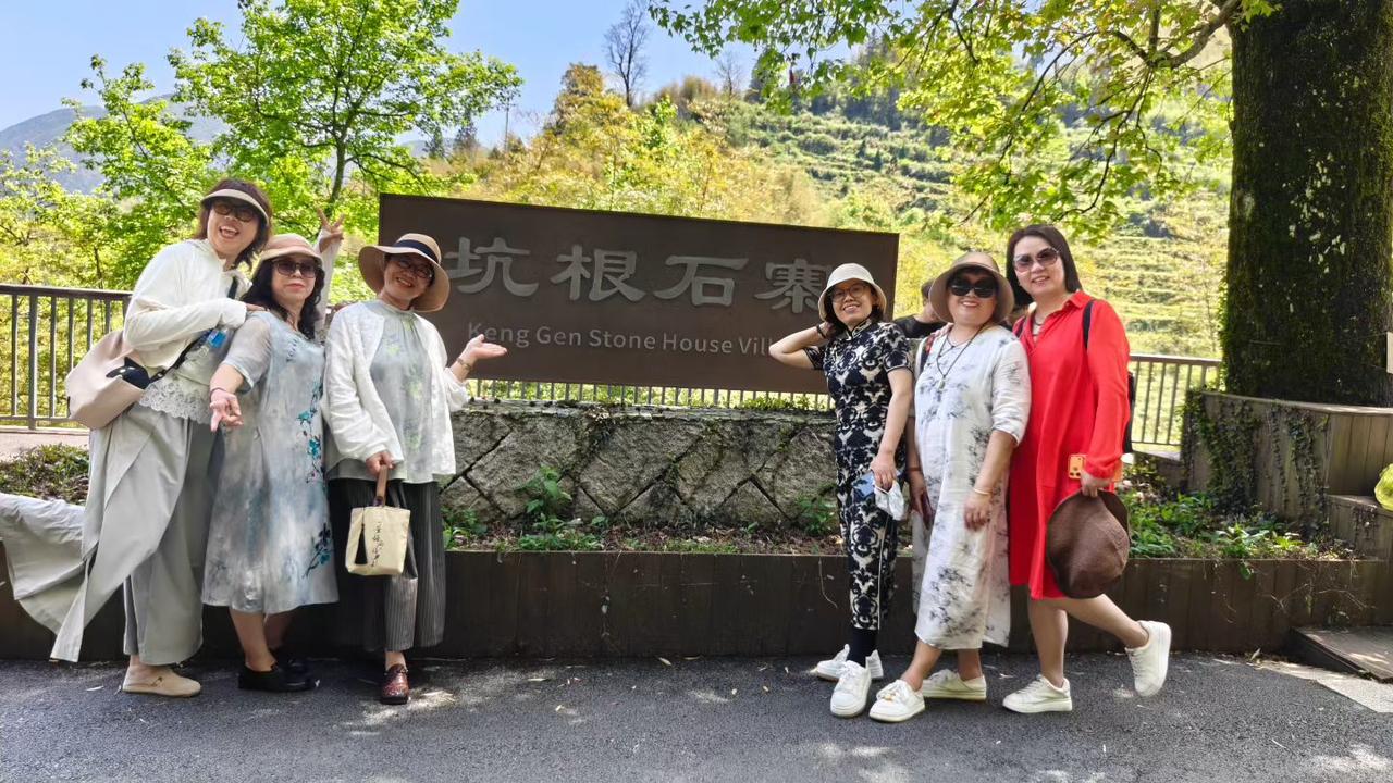 参观完云和梯田，司机师傅将我们送到下一个景区--白银谷。我们还以为是附近的另一
