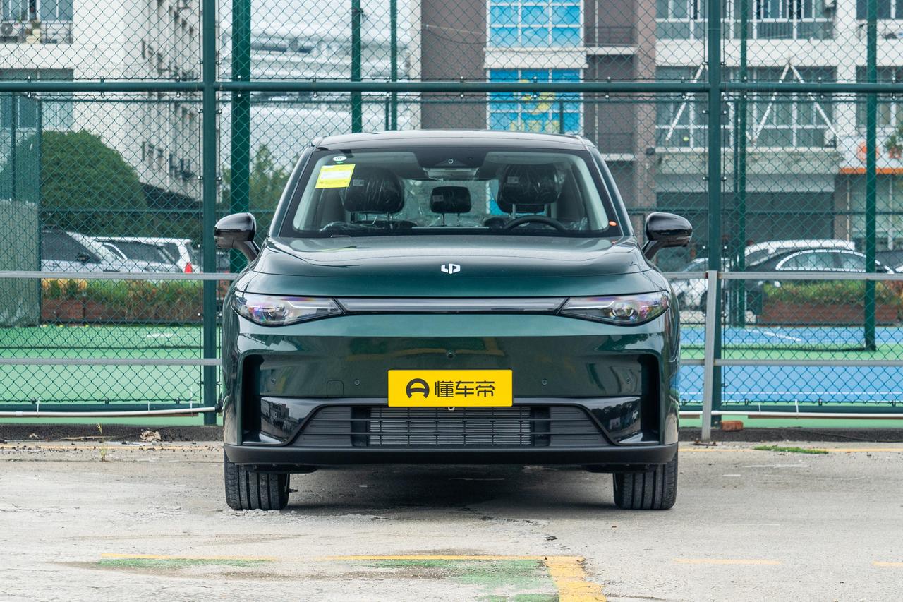 第一眼看零跑C10的时候感觉很精致，简约干净很舒服，贯穿灯亮眼，比例规整不浮夸。