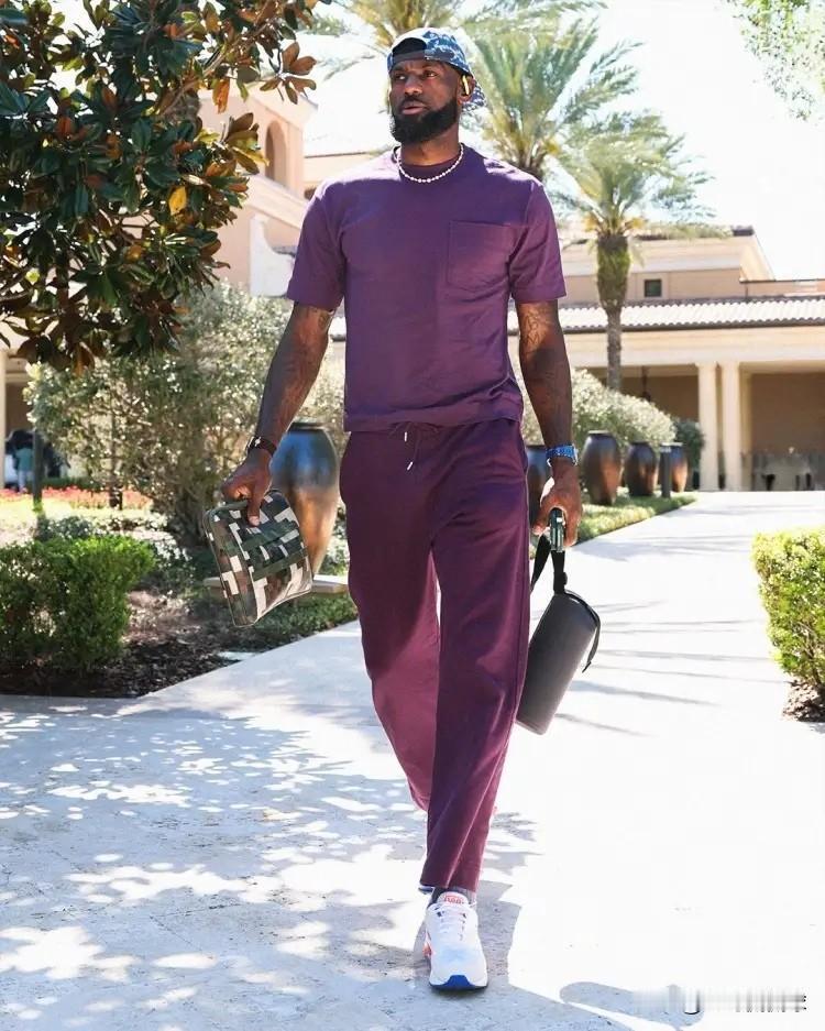 NBA巨星詹姆斯净干一些掉价的事！今天据美国名记BrianWindhorst透