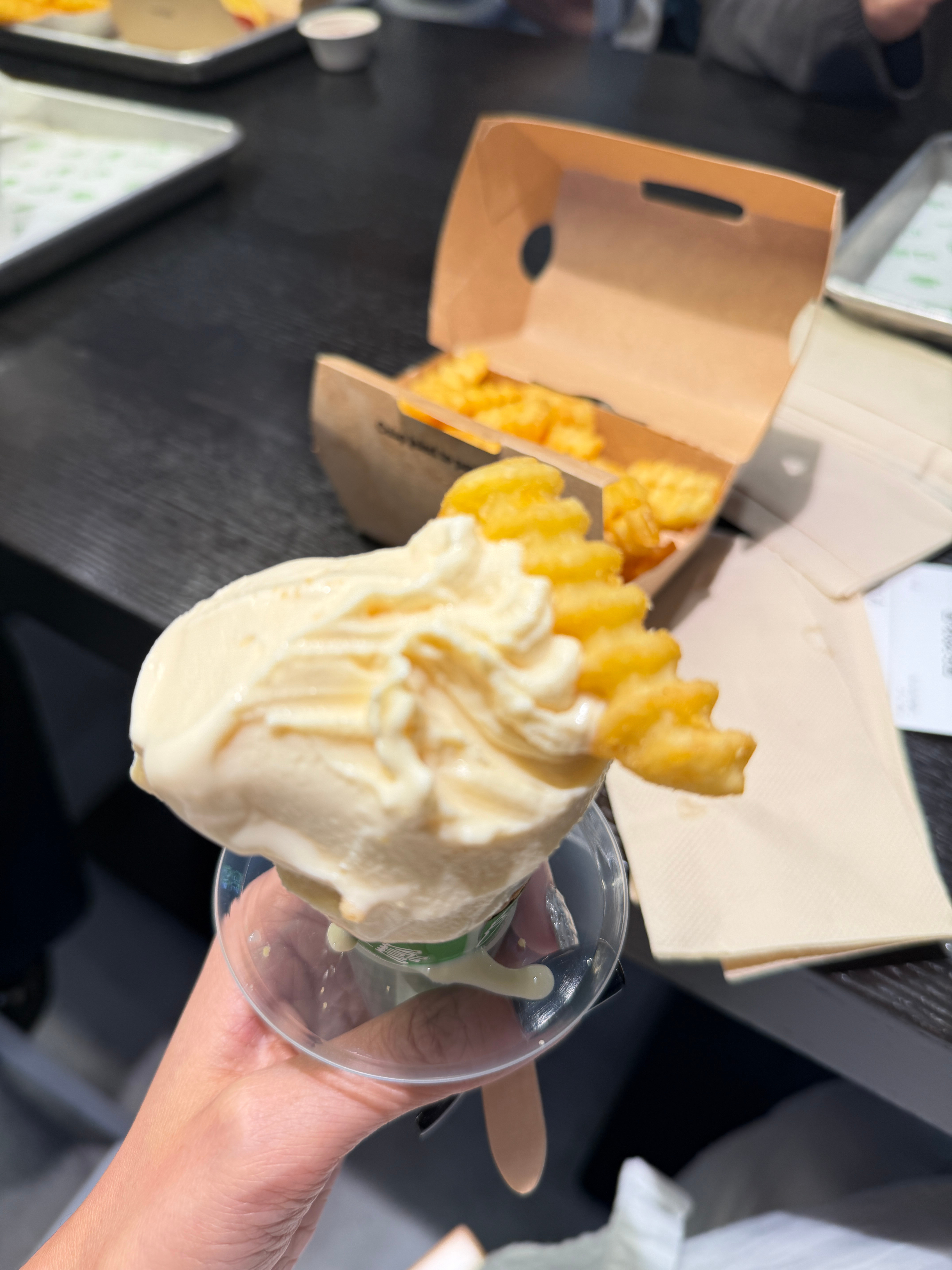 抬头美我一大跳，刘亦菲这头骨也太完美了另外虹桥为什么没有安检后的DQ啊好馋开心果