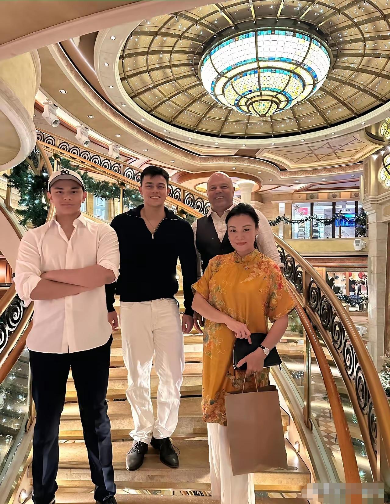 嫁到瑞士的史可，遗传基因竟然如此强大，两个儿子看起来一点不像混血儿，都是黑头发黑