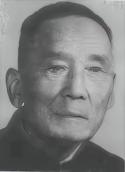 1950年，军长刘万春接到通知军长刘万春接到通知到北京参加会议，刚下车就看到几名